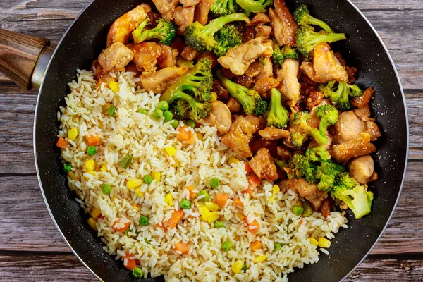 Revuelve Pollo Brócoli Con Arroz Una Sartén Sobre Fondo Madera — Foto de Stock