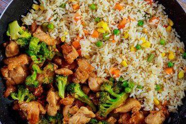 Kızarmış ekşi tavuk ve pilav. Kapat..