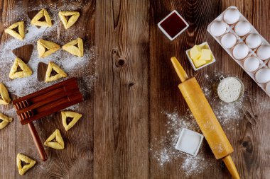 Purim için malzemelerle pişirilmiş hamantaschen Yahudi kurabiyeleri.