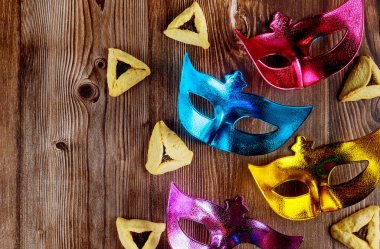 Purim için hamantaschen kurabiyeleri ve karnaval maskeli Yahudi bayramı geçmişi. Boşluğu kopyala.