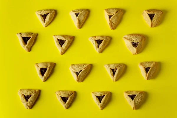 Biscoitos Judaicos Hamantaschen Cozidos Com Engarrafamento Superfície Amarela Purim — Fotografia de Stock