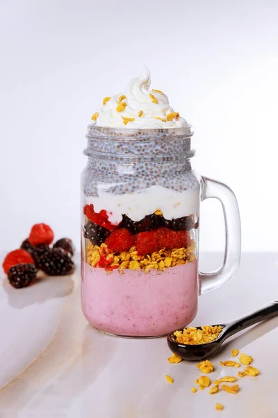 Chiapudding Met Verse Bessen Griekse Yoghurt Granola Gezond Ontbijt — Stockfoto