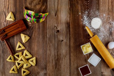 Purim için malzemelerle hamantaschen yahudi kurabiyeleri pişirmek.