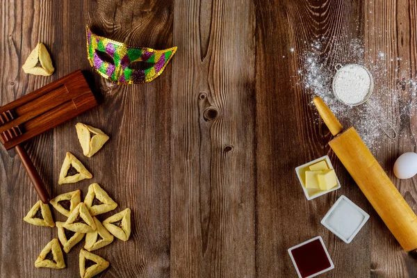 Purim için malzemelerle hamantaschen yahudi kurabiyeleri pişirmek.