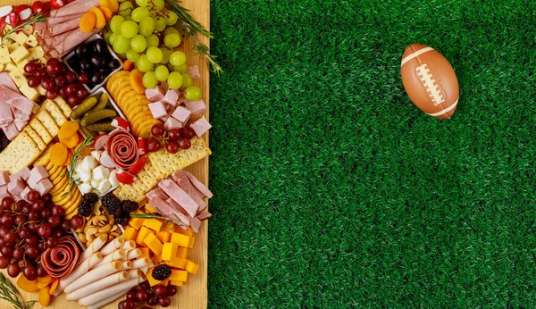 草の背景にサッカーボールとシャルキュトリボード アメリカのスポーツ — ストック写真