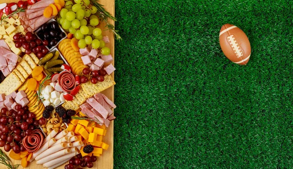 Charcuterie Tablero Con Pelota Fútbol Sobre Fondo Hierba Deporte Americano —  Fotos de Stock