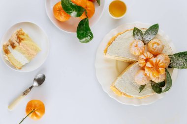 Taze mandalinayla süslenmiş turta. Meyveli kek..