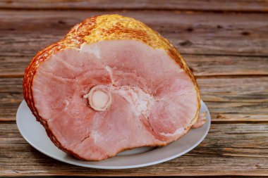 Hickory ahşap arka planda tütsülenmiş spiral jambon yedi. Tatil yemeği..