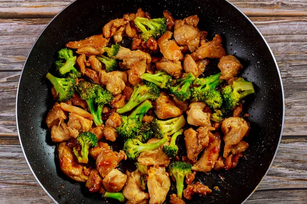 Fate Soffriggere Con Pollo Broccoli Sul Wok Cibo Cinese Vicino — Foto Stock