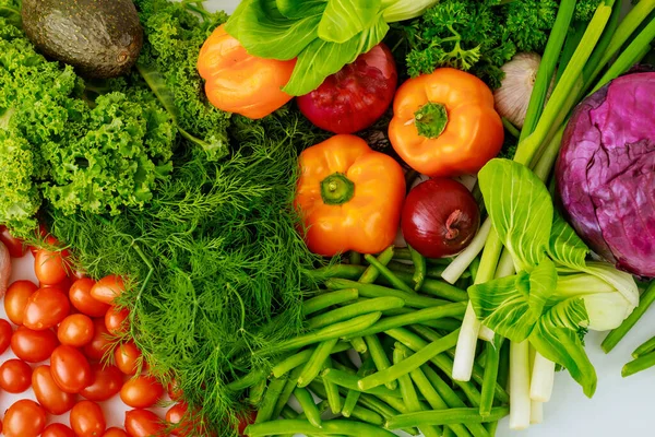 Sağlıklı salata yapmak için taze sebze. Diyet kavramı.