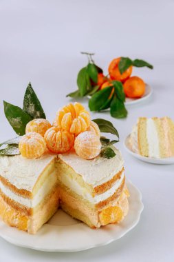 Mandalina kremalı sünger keki ve taze mandalinayla kes..