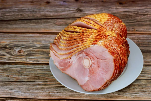Dilimlenmiş ballı füme jambonu ahşap masaya yakın. Boşluğu kopyala.
