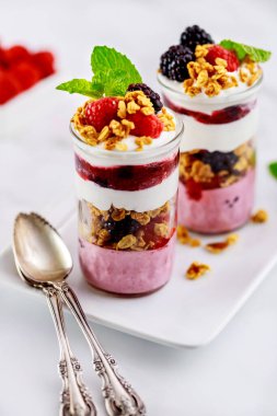 Böğürtlen pudingi ve granola ile ahududu tatlısı. Sağlıklı kahvaltı..