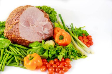 Taze sebze ve domuz jambonu çeşitleri. Paskalya yemeği.