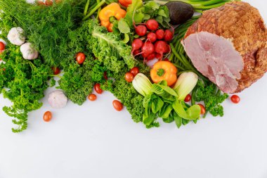 Taze sebzeli domuz jambonu. Sağlıklı yiyecekler. Paskalya yemeği.