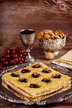 Gümüş fincanlı ve cevizli Matzo keki. Hamursuz Bayramı.
