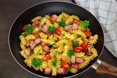 Sebzeli ve jambonlu lezzetli makarna. Kapat..