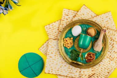 Yahudi matzası, yumurtalı, kemikli, şifalı ve cevizli. Hamursuz Bayramı konsepti.