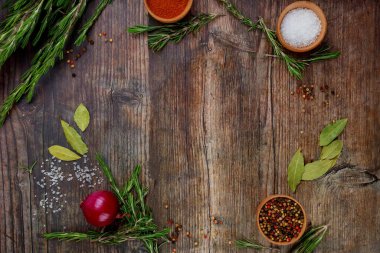 Ahşap masada kuru otlar ve baharatlar. Üst görünüm.