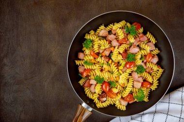 Sebzeli makarna ve domuz eti..