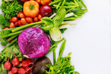 Beyaz arka planda taze renkli sebze. Üst görünüm.