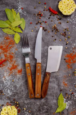 Arka planda mutfak eşyaları ve baharatlar var. Üst görünüm.