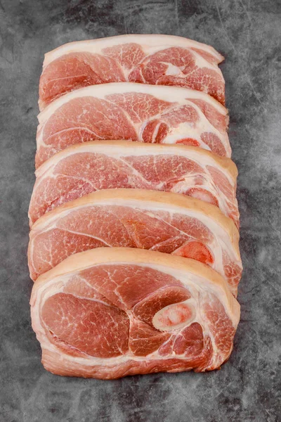 돼지고기의 어깨에 표면에 피부를 두르고 위에서 — 스톡 사진
