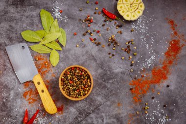 Esmer arka planda et satırı ve baharatlar. Üst görünüm.