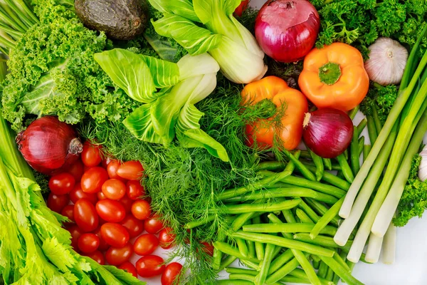 Röda Körsbärstomater Gröna Ärtor Och Dill Vitt Bord — Stockfoto