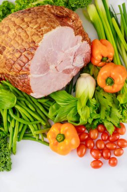 Taze sebzeli domuz jambonu. Sağlıklı yiyecekler. Paskalya yemeği.