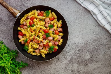 Domatesli ipek makarna, tavada yeşil bezelye. Üst görünüm.