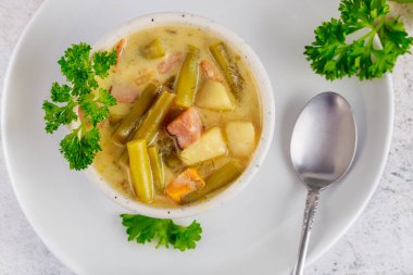 Sebzeli ve kaşıklı kremalı patates çorbası. Üst görünüm.