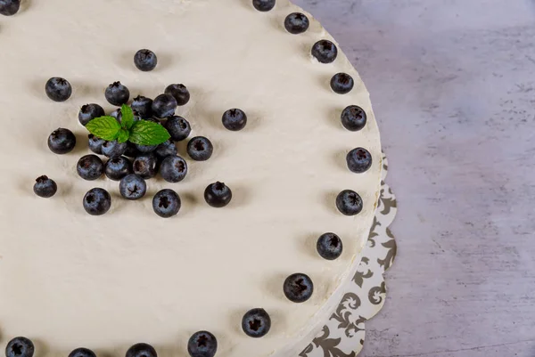 Tarta Queso Con Arándanos Frescos Mesa Blanca Vista Superior — Foto de Stock