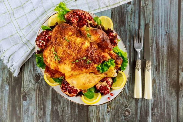 Ολόκληρο Ψητό Κοτόπουλο Λευκό Πιάτο Σαλάτα Ρόδι Και Πιρούνι — Φωτογραφία Αρχείου