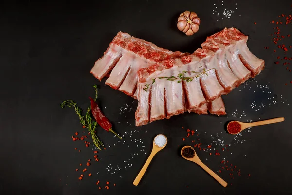 Costelas Sobressalentes Carne Porco Crua Com Tempero Fundo Preto — Fotografia de Stock