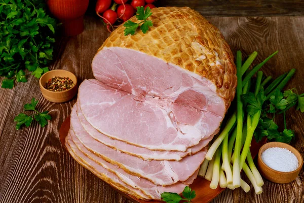 Tahtada nefis pişirilmiş jambon, yeşil soğan, tuz ve turp..