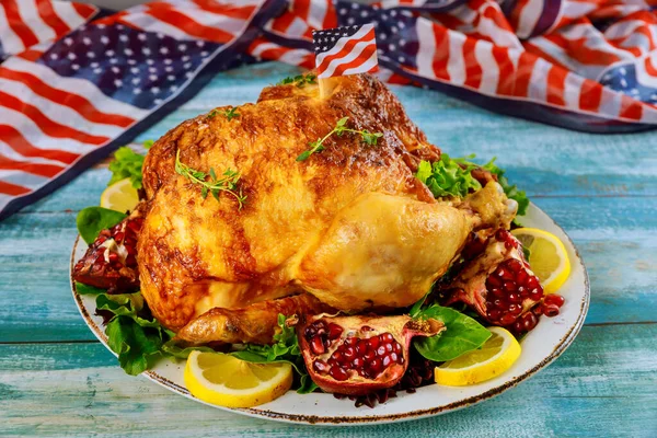 Tabakta Kızarmış Tavuk Amerikan Bayrağı Amerikan Tatil Konsepti — Stok fotoğraf
