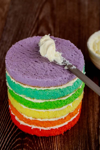Regenboog Laag Cake Maken Met Witte Room Mes — Stockfoto