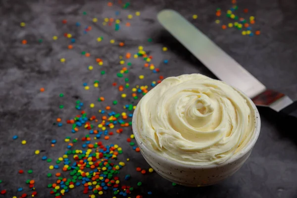 Crème Fouettée Vanille Maison Dans Bol Avec Spatule — Photo