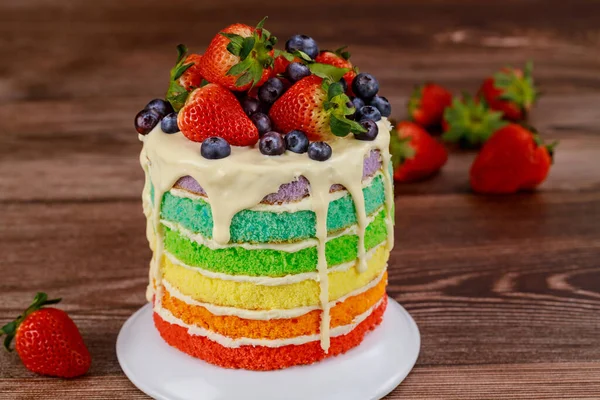 彩虹生日蛋糕 用新鲜浆果装饰 — 图库照片