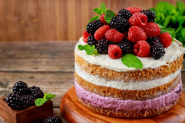 Delicioso Bolo Baga Decorado Com Framboesas Frescas Amoras Fechar — Fotografia de Stock