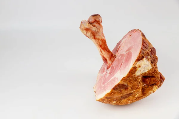 Jamón Cerdo Glaseado Miel Con Hueso Grande Sobre Fondo Blanco — Foto de Stock