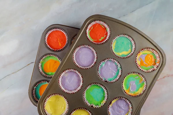 Cupcake Arcobaleno Non Cotti Due Vassoi Forno Vista Dall Alto — Foto Stock