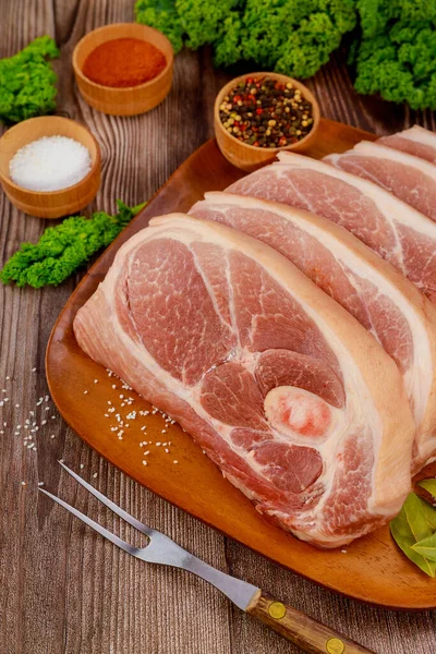Ombro Porco Cru Fatiado Com Especiarias Superfície Madeira — Fotografia de Stock