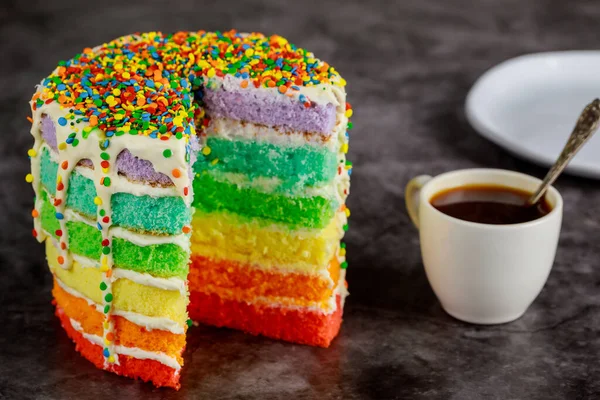 Lekkere Zelfgemaakte Regenboog Laag Taart Met Kopje Koffie — Stockfoto