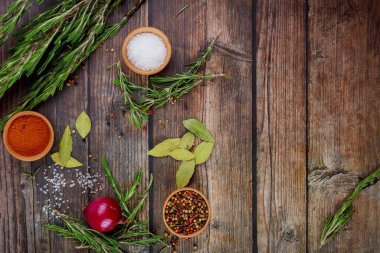 Kırsal ahşap masada baharatlar ve otlar. Üst görünüm.