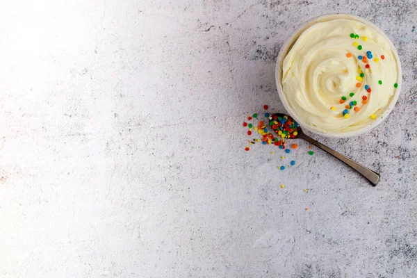 Crème Beurre Texturée Dans Bol Avec Cuillère Saupoudrer — Photo