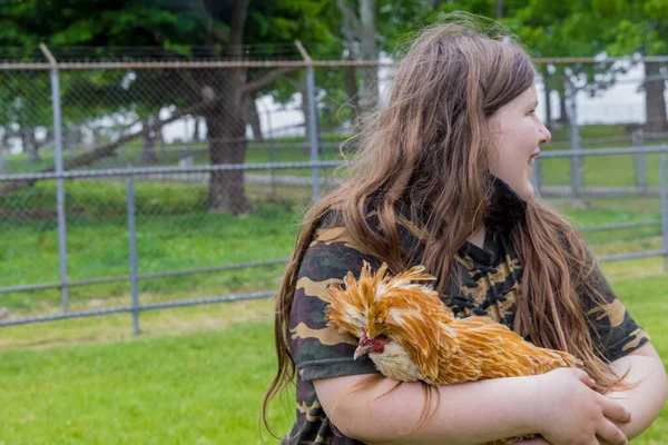 外面抱着一只可爱的帕多瓦娜鸡的快乐姑娘 — 图库照片