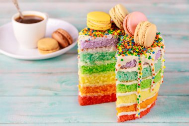 Kurabiye ve kahveyle süslenmiş lezzetli bir pasta..