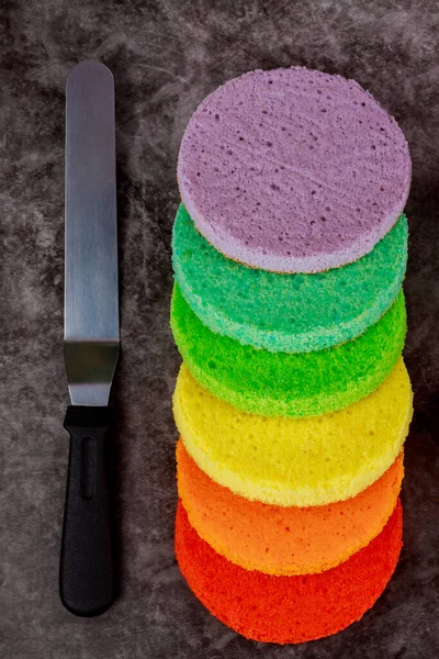 Herstellung Von Regenbogenkuchen Aus Sechs Farbschichten Ansicht Von Oben — Stockfoto